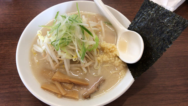 「塩とんこつﾗｰﾒﾝ700円ﾊﾞﾘｶﾀ野菜ﾆﾝﾆｸ」@ラーメン岩佐 下鶴間店の写真