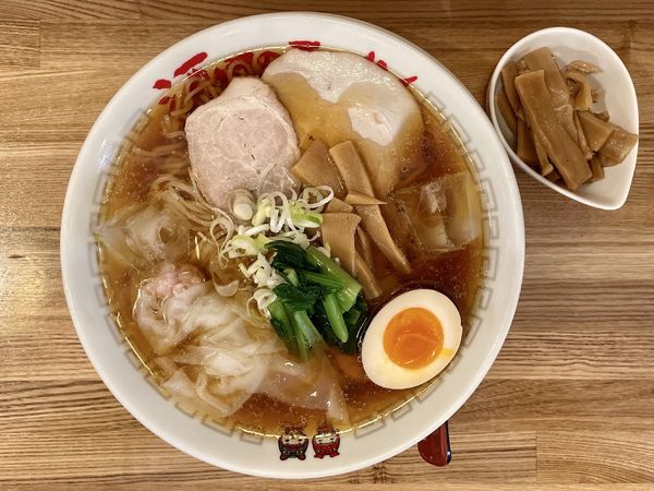 「冷やしワンタンメン ＋ メンマ」@ワンタンメンの満月 三鷹店の写真