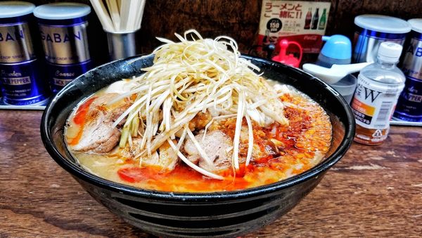 「大ラーメン味噌ラー油 限界盛り ヤサイアブラタマネギからあげ」@麺でる 南大沢店の写真
