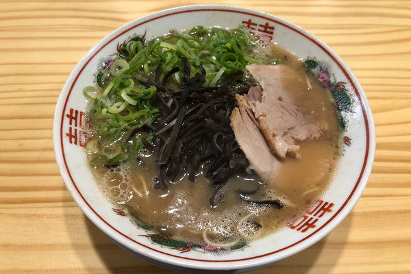 「ラーメン700円+替玉100円」@てっちゃんの写真