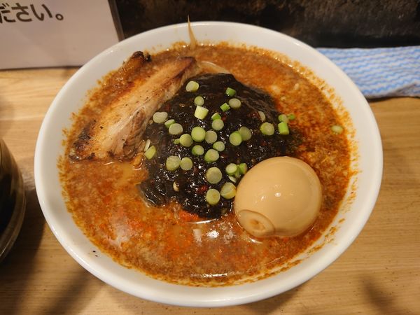 「ブラックラーメン 味玉」@まっちゃんラーメン 一筋 葛飾立石本店の写真