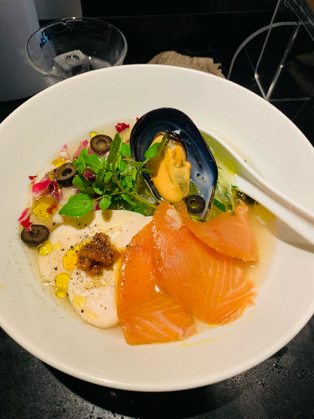 「スモークサーモンとムール貝の冷やし塩オリーブラーメン」@Tonariの写真