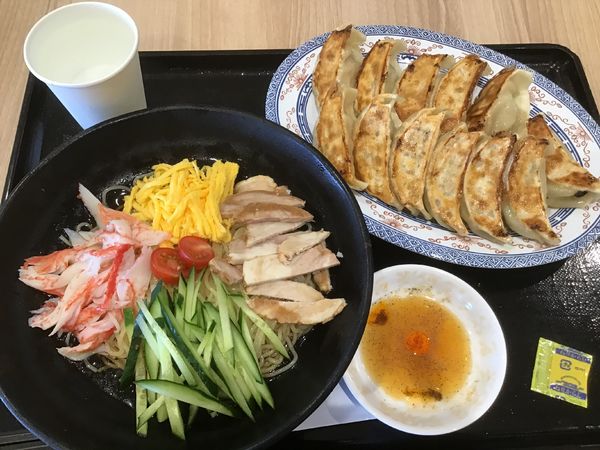 「冷やし中華748円、餃子2人前(うち1人前無料)528円」@餃子の王将 セブンパークアリオ柏店の写真