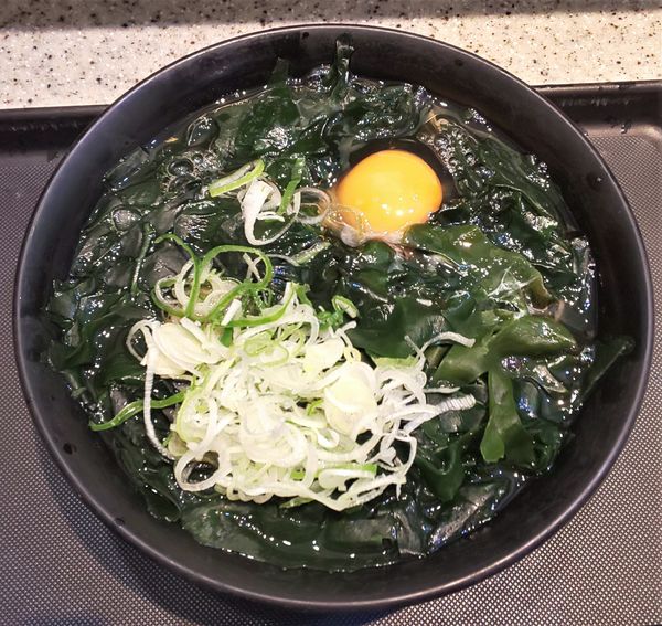 「わかめそば+生玉子」@名代 富士そば 昭和通り店の写真