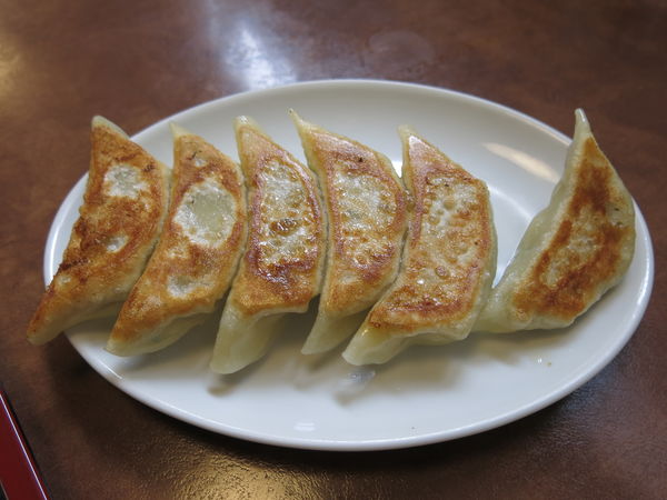 「餃子：400円→麺類と頼むと350円」@中華料理 日華の写真