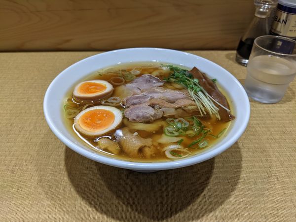 「親鶏中華そば(極太麺)＋煮卵」@手打 親鶏中華そば 綾川の写真