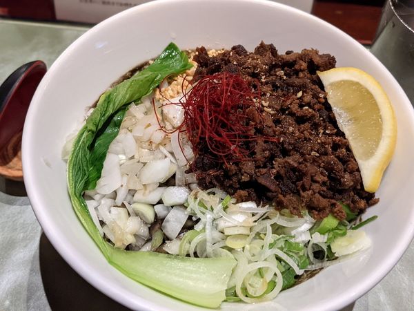 「汁なし黒胡麻牛タンタンタン麺」@つけ麺 繁田の写真