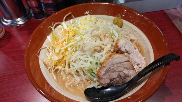 「大・麺増し・白髪ネギ（ショウガマシマシアブラアレ）￥１０８０」@豚山 白楽店の写真