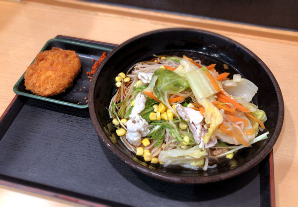 「冷し肉野菜そば(540円)+コロッケ(クーポン)」@ゆで太郎 錦糸公園前店の写真