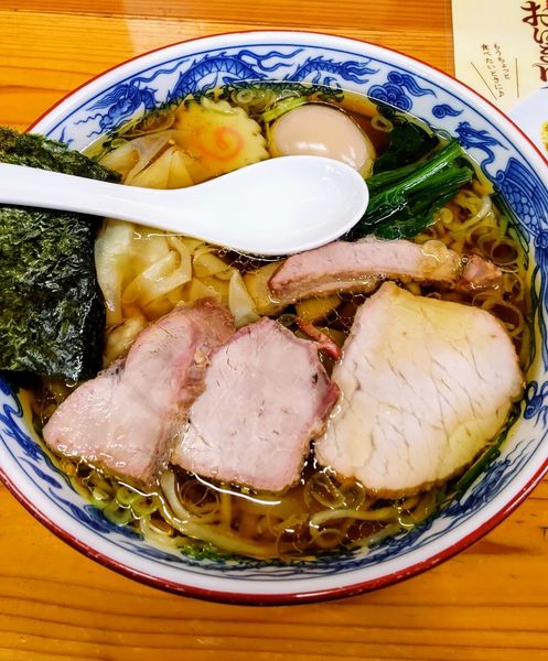 「ワンタン麺 半熟煮玉子」@とら食堂の写真
