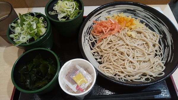 「朝そば玉子・温玉・わかめ変更・ぶっかけ+納豆（￥370）」@ゆで太郎 竹橋店の写真