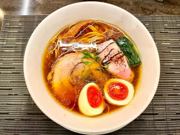 「醤油らぁめん（味玉のせ）　1000円」@MENSHOの写真