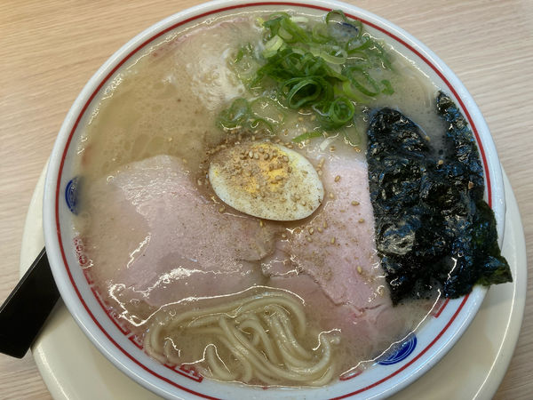 「濃厚豚骨ラーメン¥900+替玉¥100」@空ノ色 王子店の写真