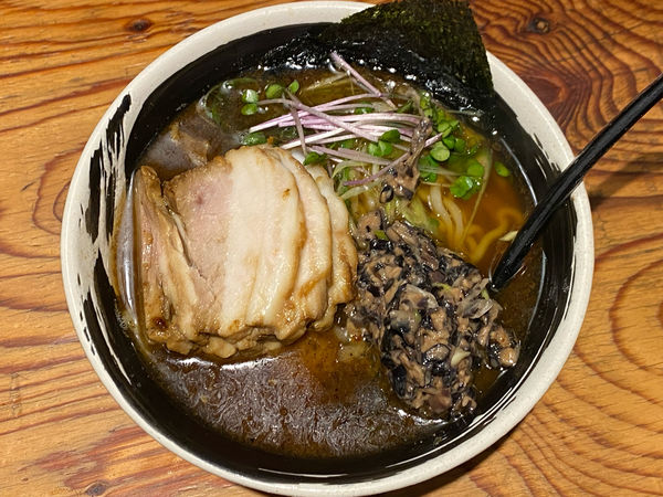 「黒豆納豆醤そば　豚叉焼のせ　1,060円」@麺場 浜虎 横浜店の写真