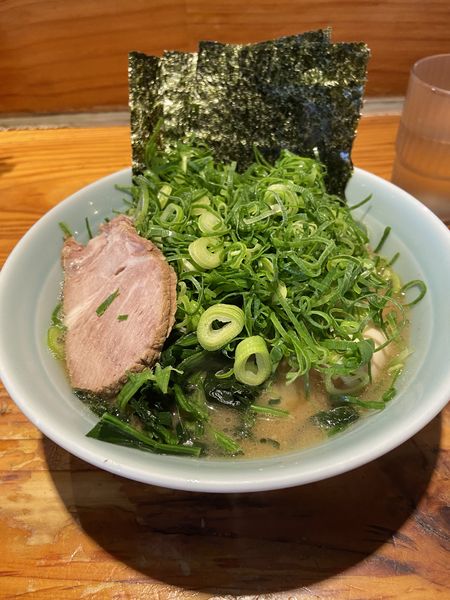 「味玉ラーメン並　九条ねぎ【930円】」@横浜ラーメン 武蔵家 大井町店の写真