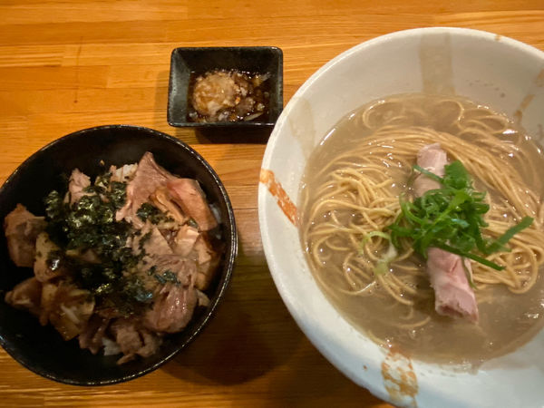 「限定:剣先烏賊と背黒の煮干しかけそば 肉丼付き」@麺屋 ひな多の写真