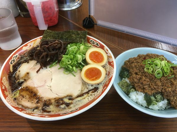 「濃厚ラーメン黒+辛挽肉ご飯」@ラーメンかなやの写真