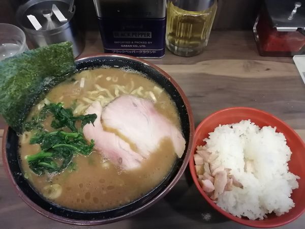 「ラーメン　800円　小ライス　120円」@神田ラーメン わいず 神田本店の写真