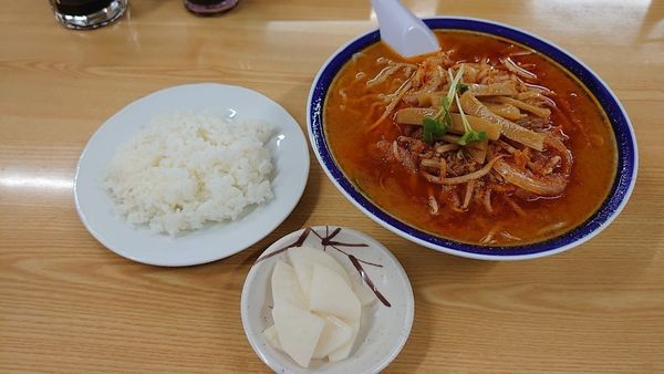「からい鉄火麺900円 ライス100円 焼売60円×3」@味の三平の写真