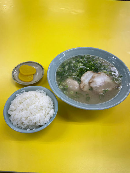 「煮たまご塩とんこつラーメン＋ごはん」@ラーメン味心の写真