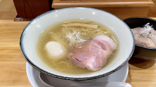 「塩味玉入り ＋ 炙り焼豚丼（塩だれ）」@中華そば 一清の写真