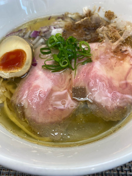 「鶏と手火山花鰹白醤油」@麺や 睡蓮の写真