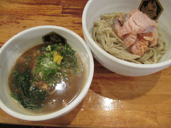 「【数量限定】濃厚サーモンつけ麺（930円）」@真鯛らーめん 麺魚の写真