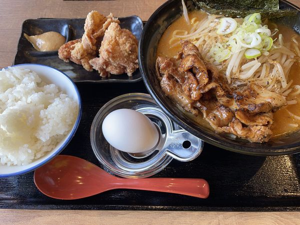 「炙り豚バラ百年味噌ラーメン・ランチ唐揚げセット」@マルキン本舗 熊谷店の写真