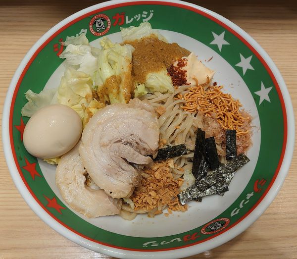 「冷しまぜそば+豚玉(980円)」@ジャンクガレッジ ふじみ野駅前店の写真