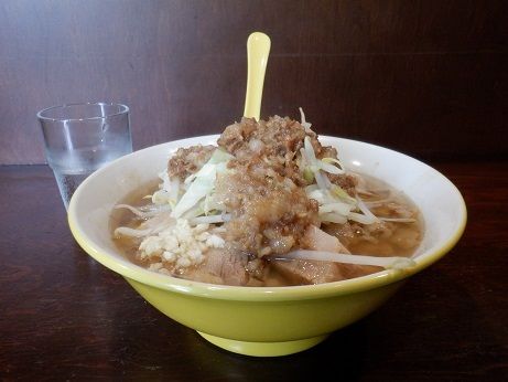 「ラーメン　小（２００ｇ）ブタ２枚」@ラーメン イエロー 新宿御苑前店の写真