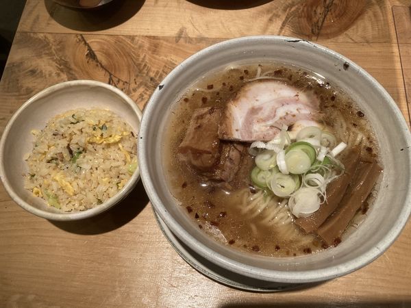 「人類みな元帥塩ラーメン　半チャン焼き飯セット」@人類みな麺類 東京本店の写真