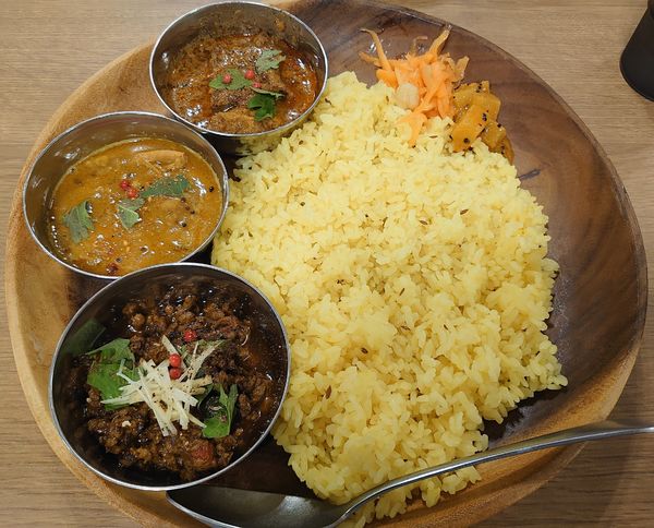 「３種盛り(1800円)」@negombo33 川越店の写真