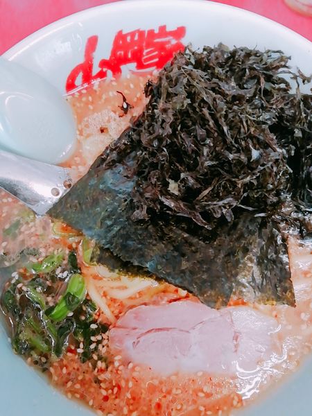 「味噌ラーメン(かため)+黒ばら海苔(クーポン)」@山岡家 川島店の写真