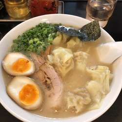 ワンタン麺　煮付け卵　1050円