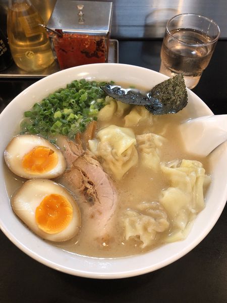 「ワンタン麺　煮付け卵　1050円」@らーめん 茂木の写真
