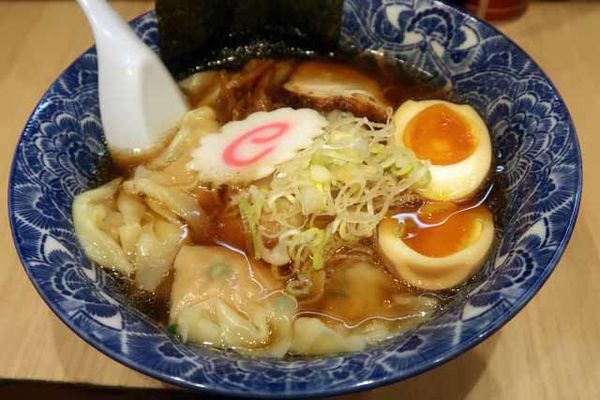 「ワンタン麺　700円＋ワンタン2ケ追加　100円他」@肉厚わんたん麺と手作り焼売 ら麺亭 浅草支店の写真