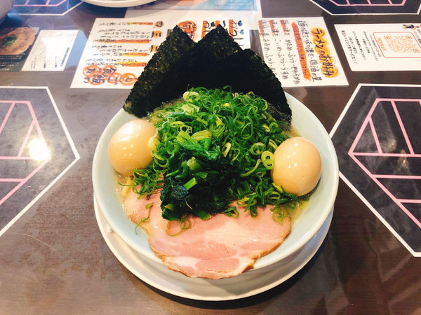 「家系ラーメン(味玉､ネギトッピング)」@麺屋びっぷ 知多本店の写真