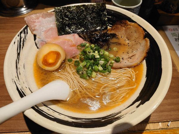 「白 780円＋トマト玉200円（替玉）」@博多長浜らーめん よかとの写真