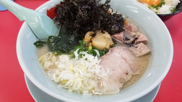 「期間限定　ホタテ塩とんこつラーメン　黒薔海苔、コロチャーシュ」@山岡家 松本店の写真