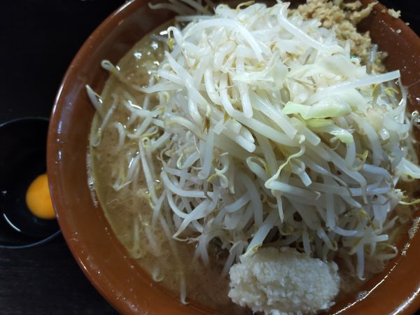 「大ラーメン1000円(700g)+生卵50円+生姜50円」@豚星。の写真