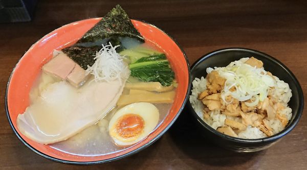 「塩らーめん＋ワンタン＋チャーシューご飯」@とものもとの写真