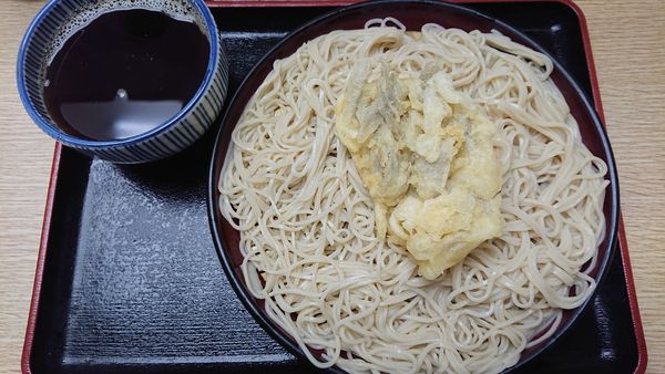 「熱いつけ汁のもりそば 天ぷらを一つ付けて　４８０円」@そば作 本店の写真