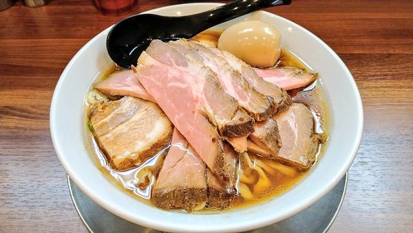 「【限定】醤油らーめん全部のせ(大)」@純手打ち だるまの写真