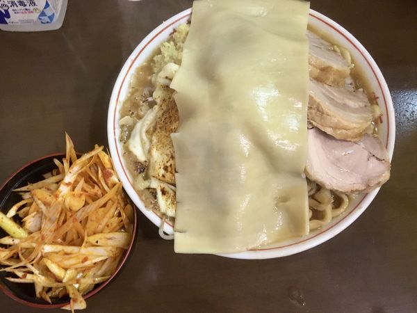 「ラーメン 麺大盛り+豚増し+炙りチーズ+辛味ネギ+おばけ」@自家製麺 まさきの写真