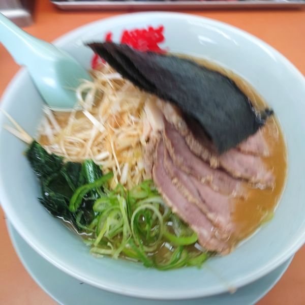 「醤油チャーシューメン900円　白髪ネギ（Lineサービス）」@ラーメン山岡家 鷲宮店の写真