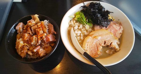 「濃厚煮干しそば＋厚切り豚+山椒豚飯」@陽はまたのぼるの写真