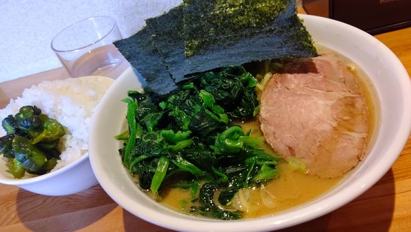 「ホウレン草ラーメン&サービスライス」@横浜家系ラーメン おか家の写真