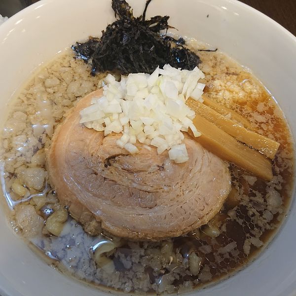 「醤油らーめん850円(ニンニク)、ご飯100円」@ぶたとにぼしの写真