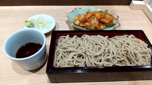 「海鮮かき揚げ天せいろ（５３０円）」@石臼挽き蕎麦 とよじの写真
