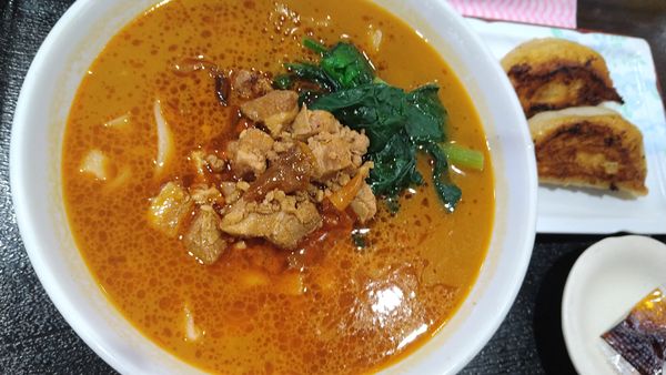 「麻辣刀削麺、ジャンボ餃子セット」@宇都宮 黄金の華 イオンモール東久留米店の写真